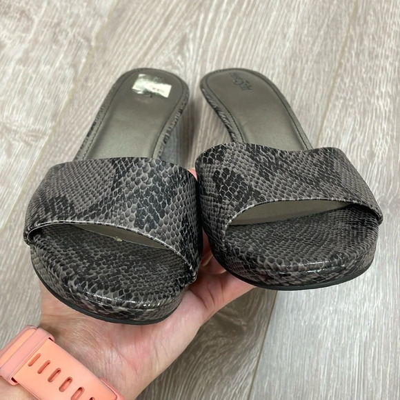 East 5th Slip On Sandal Heeled Reptile Snakeskin Print 8M - Picture 11 of 13